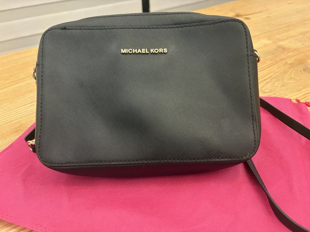 Michael Kors Black Jet Set Crossbody Bag (Category: Cross-body Bags) located in Paranaque City. Submitted by yanionlineshopping (Listing ID 1446689632, Image 2). Description: 👜 Authentic pre-loved bags from Japan for sale! 🇯🇵 Please note that these are pre-loved, so normal signs of use are expected (e.g., wear on the leather, hardware, corners, or interior). Payment via GCash or Bank Transfer..
