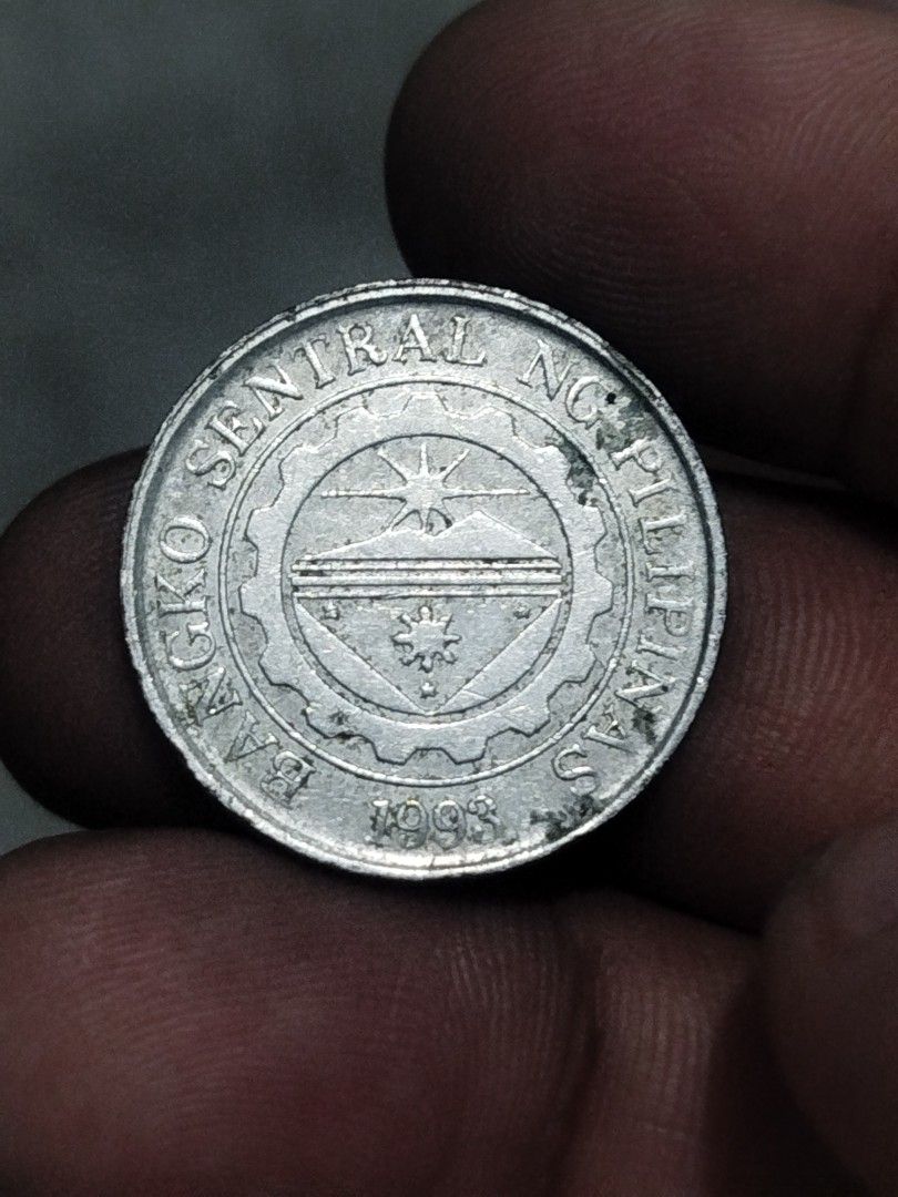 Mis alligned error 1 Peso Coin Philippines 2014 (Category: Currency) located in Subic. Submitted by regiedaniel01 (Listing ID 1446658026, Image 2). Description: - 2014 Philippine 1 Peso Coin - Features Ramon Magsaysay portrait - Reverse shows Bangko Sentral ng Pilipinas seal - Ideal for coin collectors or souvenirs.