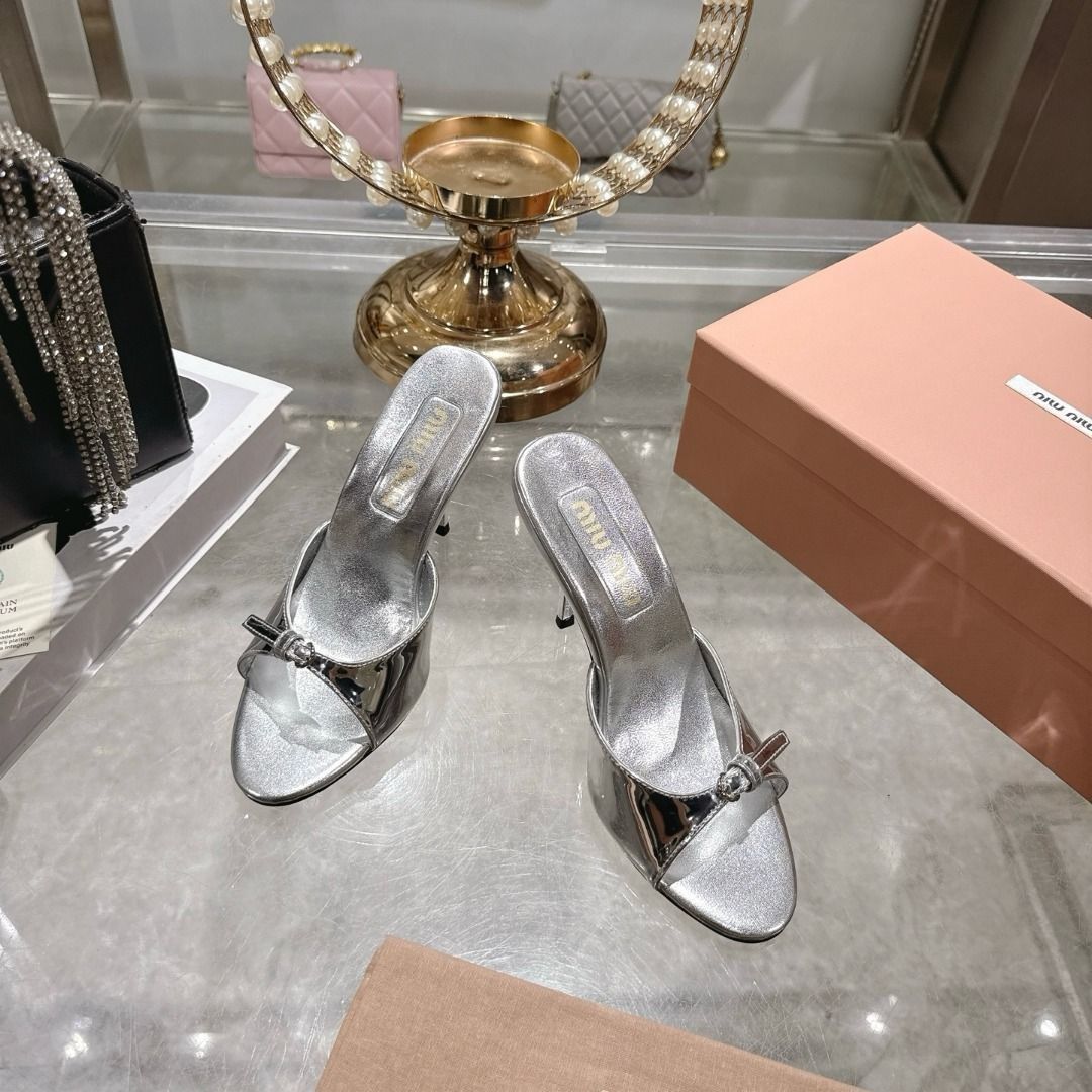 Miu Miu Metallic Leather Heeled Mules （分類：高跟鞋）位於 Hong Kong。 由 little.fireflies 提交（商品編號 1446636359，圖片 2）。簡介： 。