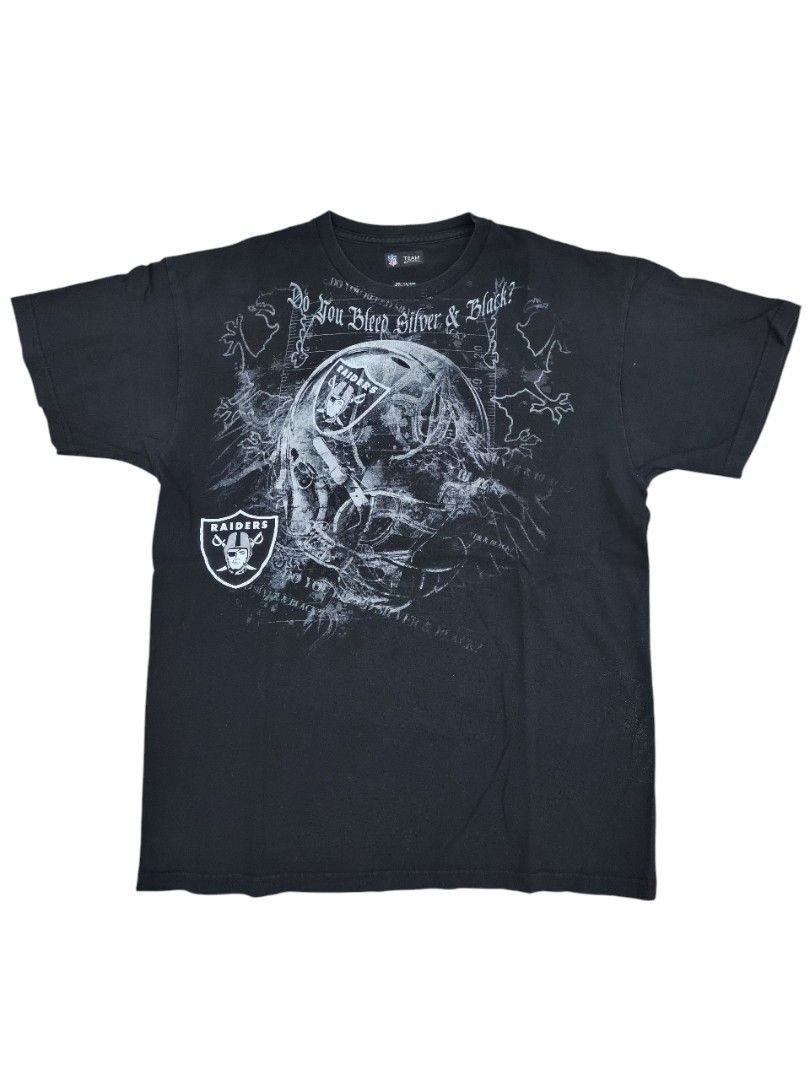 Nfl Oakland Raiders Bleeding Helmet Tees (Category: Tshirts & Polo Shirts) located in Kuala Lumpur. Submitted by azwarestore (Listing ID 1446576813, Image 1). Description: NFL Oakland Raiders Bleeding Helmet Size L 💯 Original & Authentic Pit 21 Labuh 28 Cod: kl / gombak Price : click link above #nfl #oakland #lasvegas #raiders #americansport.