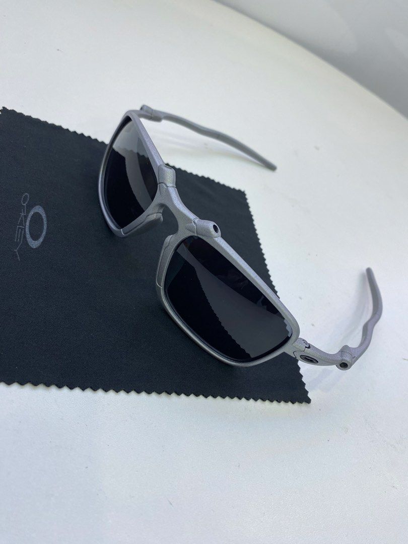 OAKLEY BADMAN in silver frame (Category: Luxury Accessories) located in Manila. Submitted by ercmrsmam (Listing ID 1446602230, Image 1). Description: Oakley badman W dark tinted lense With free leather pouch Color may vary due to lighting Dm if interested 📩 will be posted on my carousell acc⬇️ Check out ercmrsmam listings on #Carousell: https://carousell.app.link/mu0SnqUHP3b 📍baclaran paranaque metro manila 🛵jnt/lalamove courier 💵 mop: gcash.