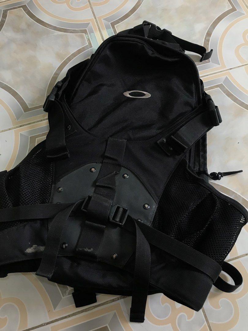 Oakley Black Backpack (Category: Backpacks) located in Manila. Submitted by buds.thrift (Listing ID 1446643263, Image 2). Description: - Black Oakley backpack - Multiple straps and pockets for organization - Mesh side pockets - Padded back and shoulder straps for comfort - Ideal for everyday use or short trips - Features a Korean Air tag, suggesting travel use.