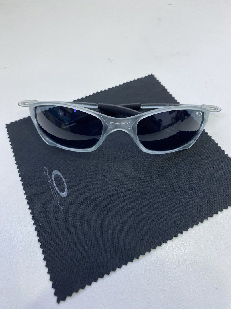 Oakley juliet in clear frame (Category: Luxury Accessories) located in Manila. Submitted by ercmrsmam (Listing ID 1446602913, Image 2). Description: Oakley juliet In clear frame With free leather pouch Color may vary due to lighting Dm if interested 📩 will be posted on my carousell acc⬇️ Check out ercmrsmam listings on #Carousell: https://carousell.app.link/mu0SnqUHP3b 📍baclaran paranaque metro manila 🛵jnt/lalamove courier 💵 mop: gcash.