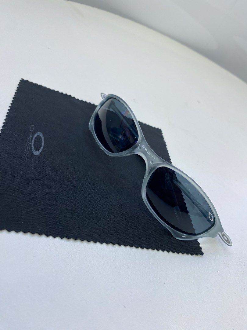 Oakley juliet in clear frame (Category: Luxury Accessories) located in Manila. Submitted by ercmrsmam (Listing ID 1446602913, Image 3). Description: Oakley juliet In clear frame With free leather pouch Color may vary due to lighting Dm if interested 📩 will be posted on my carousell acc⬇️ Check out ercmrsmam listings on #Carousell: https://carousell.app.link/mu0SnqUHP3b 📍baclaran paranaque metro manila 🛵jnt/lalamove courier 💵 mop: gcash.