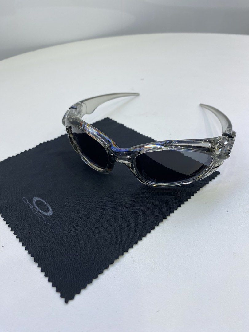 Oakley plate clear (Category: Luxury Accessories) located in Manila. Submitted by ercmrsmam (Listing ID 1446604143, Image 2). Description: OAKLEY PLATE clear frame With free leather pouch Color may vary due to lighting Dm if interested 📩 will be posted on my carousell acc⬇️ Check out ercmrsmam listings on #Carousell: https://carousell.app.link/mu0SnqUHP3b 📍baclaran paranaque metro manila 🛵jnt/lalamove courier 💵 mop: gcash.