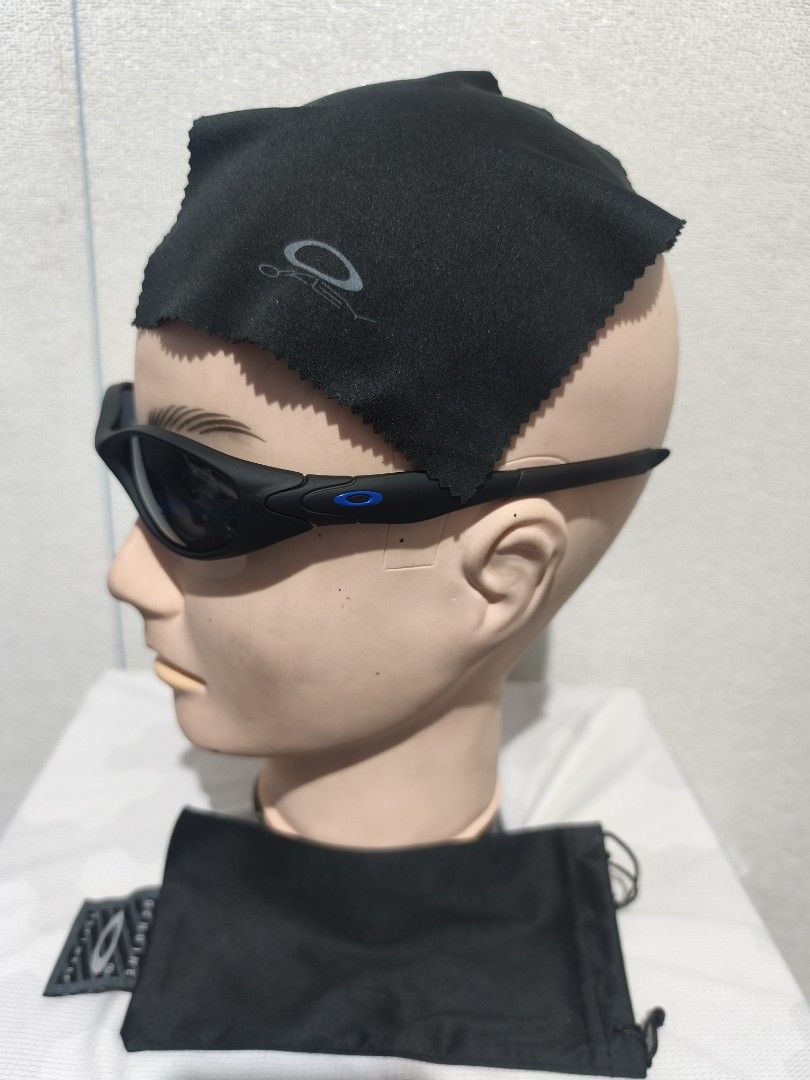 Oakley Sunglasses with Microfiber Pouch and Cleaning Cloth (Category: Sunglasses & Eyewear) located in Pasay City. Submitted by tananoy0508061 (Listing ID 1446705455, Image 3). Description: - Oakley sunglasses - Sleek black frame - Dark, protective lenses - Includes original Oakley microfiber pouch - Comes with original cleaning cloth - Ideal for sports activities - Suitable for everyday wear.