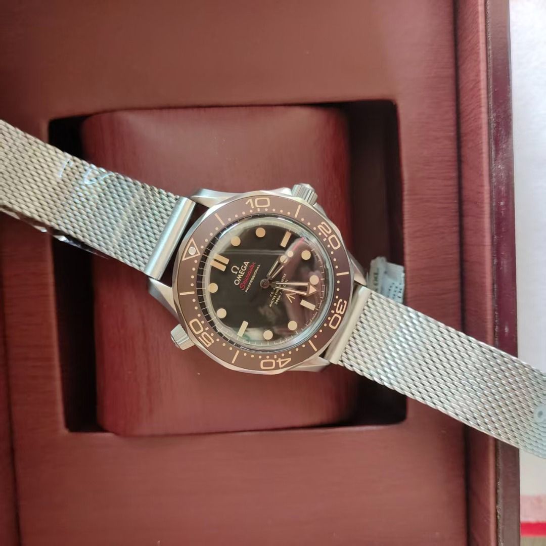 Omega Seamaster Diver 300M 007 Edition (Category: Luxury Watches) located in Valenzuela. Submitted by langit_wind (Listing ID 1446626602, Image 3). Description: Calibre 8806 integrated movement. 42mm case; the mesh bracelet, bezel, and clasp (inner cover) are all crafted from titanium. The dial and skeletonized hands feature a Super-LumiNova coating..