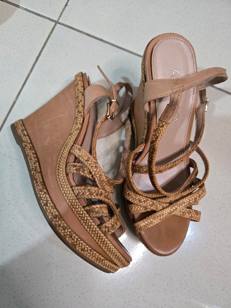 Original LINEA wedges (Kategori: Sepatu Wanita) berada di Jakarta Pusat. Dikirim oleh inisecond (ID iklan 1446689716, Gambar 2). Deskripsi: ready urgent bisa WA.