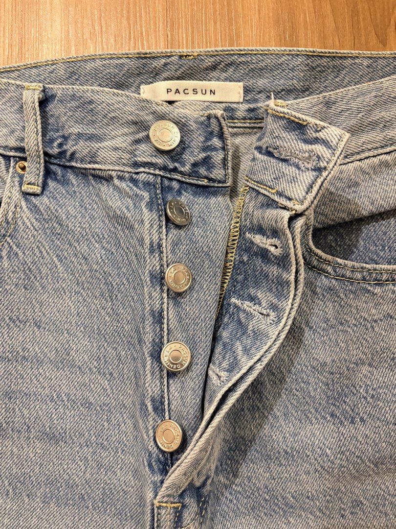 Pacsun Light Wash Ripped Denim Jeans (Category: Jeans) located in Manila. Submitted by maddsd_ (Listing ID 1446549248, Image 2). Description: - Barely worn - Originally from US! (Pacsun store) - No issues.