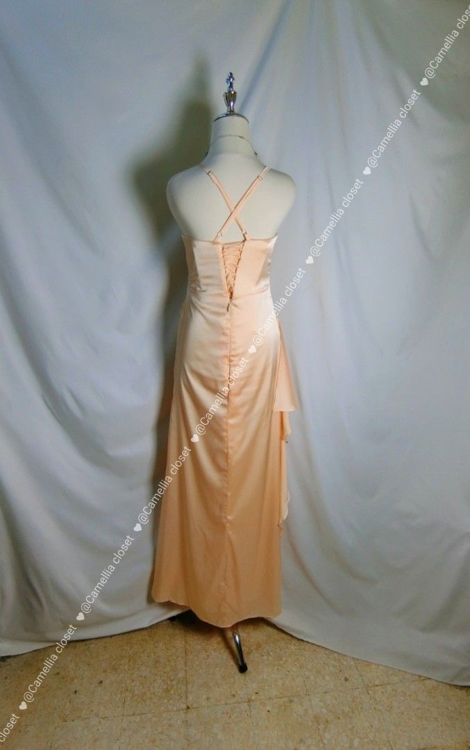 Peach Satin Evening Gown (Category: Evening Dresses & Gowns) located in Shah Alam. Submitted by puikuan11 (Listing ID 1446607134, Image 3). Description: ( suitable S-M size ) -have bra pad, back starap, have zip,adjustable shoulder strap 👗 Feel free to ask for the bust, waist, and hip measurements before purchasing. 💰 Enjoy a discount when you spend RM50 or more! 🎉 Ready Stock｜Online Shop 🕚Mon-Sat | 11:00am-06:30pm ⭐No return/refund ⭐ Serious
