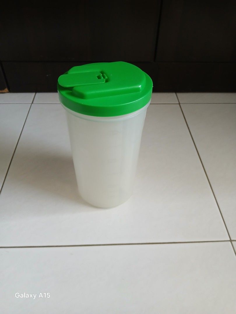 Plastic Shaker Bottle with Green Lid512529208328867841