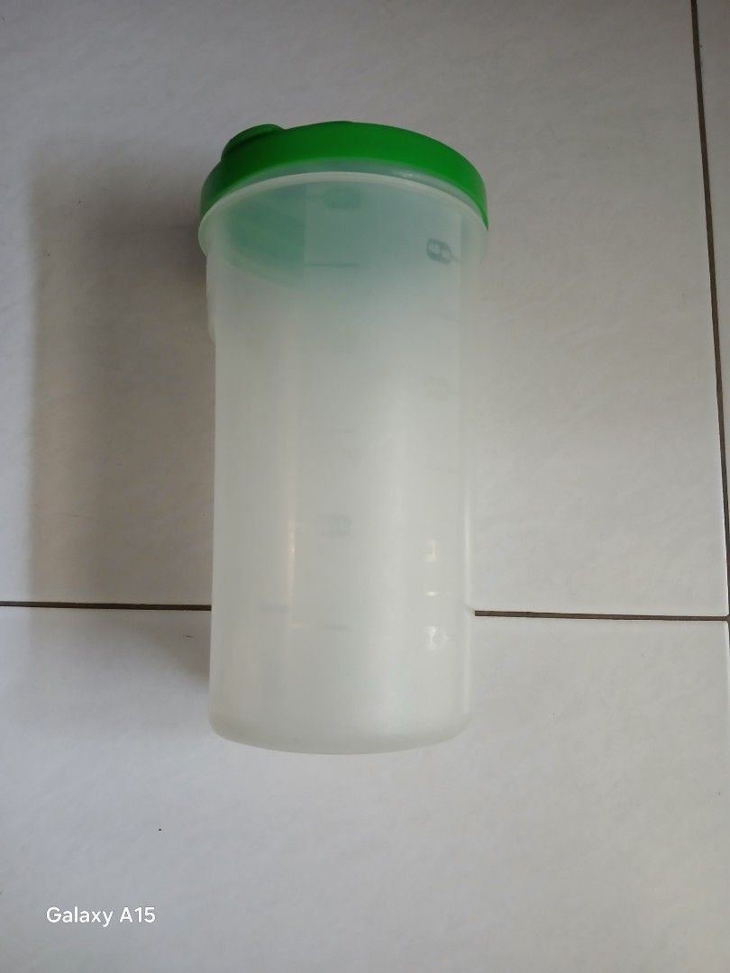 Plastic Shaker Bottle with Green Lid512529208328867840