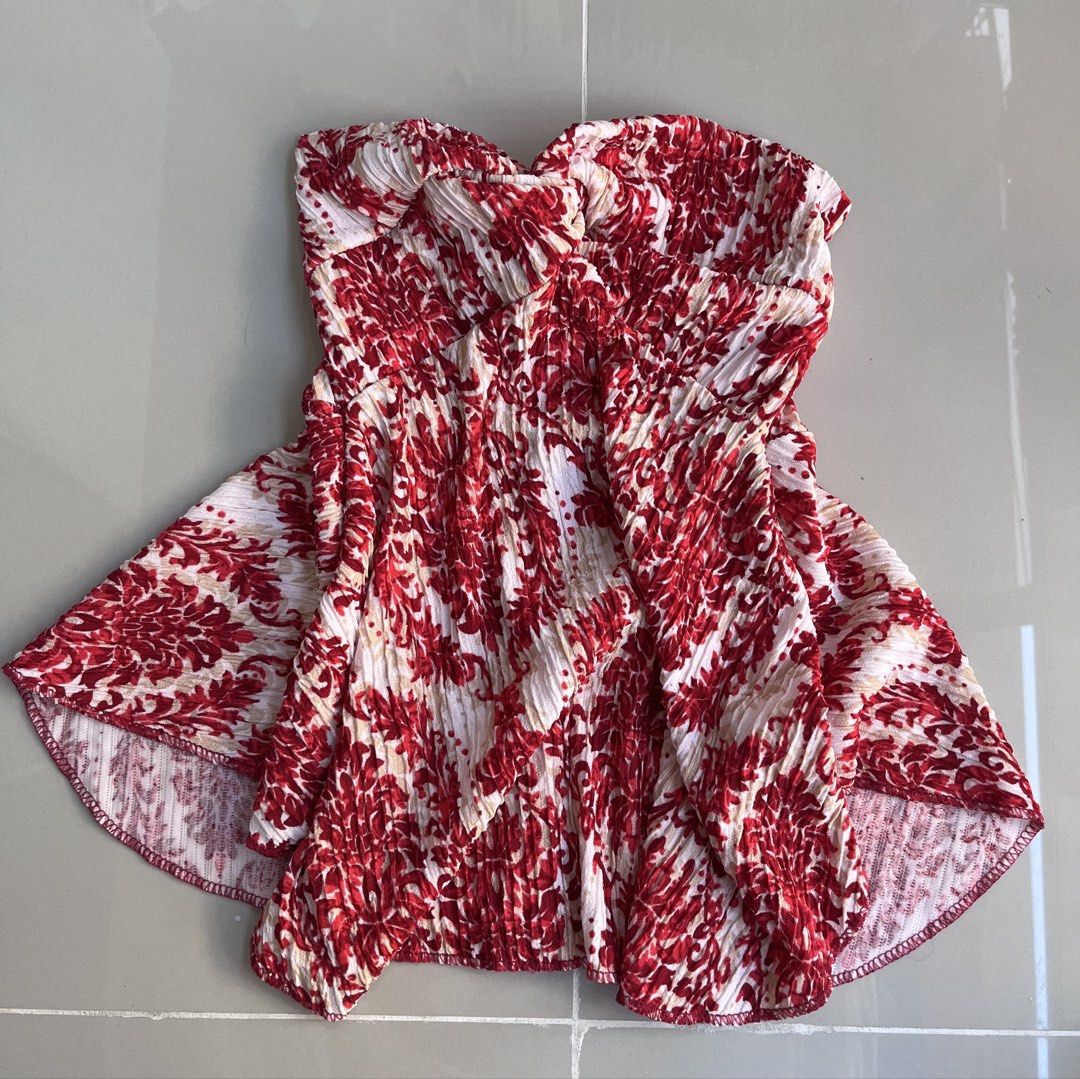 red summer sleeveless top (Category: Sleeveless) located in Valenzuela. Submitted by heroeia (Listing ID 1446613515, Image 1). Description: size small ❤️ love dis one perfect for any bottoms ! .