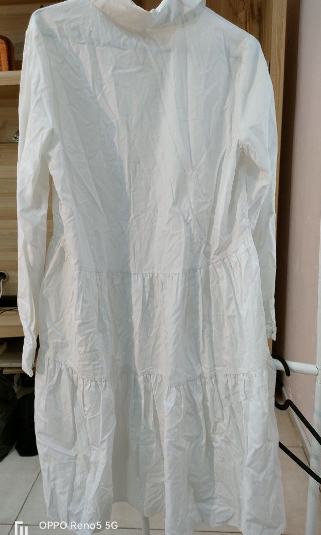 Reserved (Kategori: Gaun & Rok) berada di Tangerang. Dikirim oleh djscleancloset (ID iklan 1446574848, Gambar 3). Deskripsi: dress warna putih lengan panjang msh baru ukuran S LD 96 cm panjang 88cm- 100 cm.
