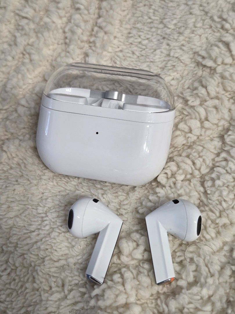 Samsung Galaxy Buds 3 (Category: Earphones) located in Marilao. Submitted by mate0lee (Listing ID 1446564845, Image 2). Description: Box ✅️ Charging Cable ✅️.