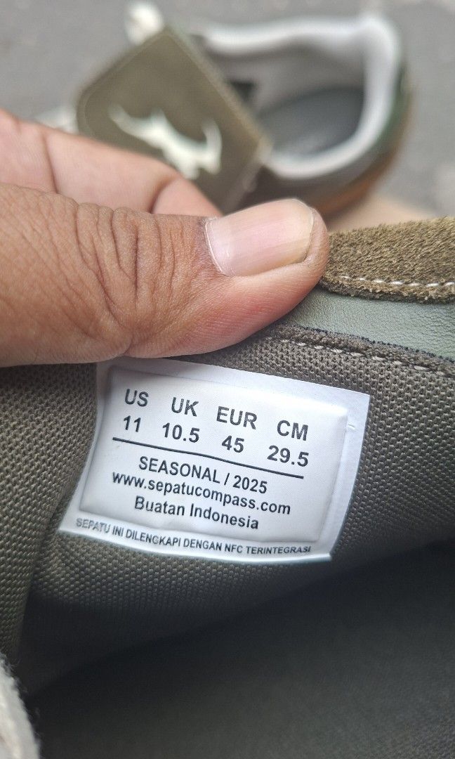 SEPATU COMPASS SEASONAL 2025 OLIVE GUM SIZE 45 ORIGINAL BEKAS LIKE NEW (Kategori: Sneakers) berada di Jakarta Barat. Dikirim oleh sepatushop.original (ID iklan 1446696279, Gambar 2). Deskripsi: Hi Carousellers! Menjual sneakers kasual dari brand lokal terpopuler Sepatu Compass Seasonal 2025 Olive Gum original produksi tahun 2025. Sepatu ini mengusung siluet olahraga vintage yang kokoh, berkelas, dan sudah dilengkapi fitur verifikasi keaslian via 