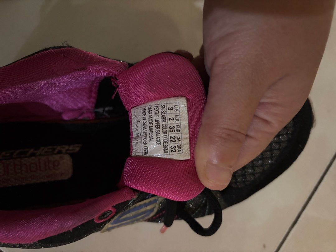 Sepatu skechers ortholite wanita (Kategori: Sepatu Wanita) berada di Jakarta Utara. Dikirim oleh blessfulshop (ID iklan 1446572291, Gambar 3). Deskripsi: Size 35 Minus pemakaian saja Tidak ada sobek, semua berfungsi baik Tanpa box.