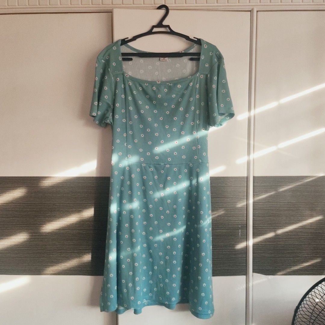 [SET] 2 Floral Print Dresses - M-XL (Category: Dresses) located in Manila. Submitted by eeb0101 (Listing ID 1446599403, Image 3). Description: Green Dress: L-2XL Yellow Dress: M-XL.
