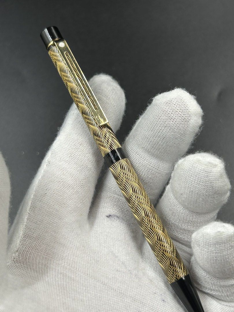 Sheaffer （分類：文具）位於 Hong Kong。 由 watches_addict 提交（商品編號 1446545524，圖片 3）。簡介： Sheaffer Targa 676S (Black & Gold Feather Pattern)原子筆1980年代產物 旋轉式動作.功能正常，但原子芯冇墨 原子筆一支沒有附件 二手港幣$400有意請PM。