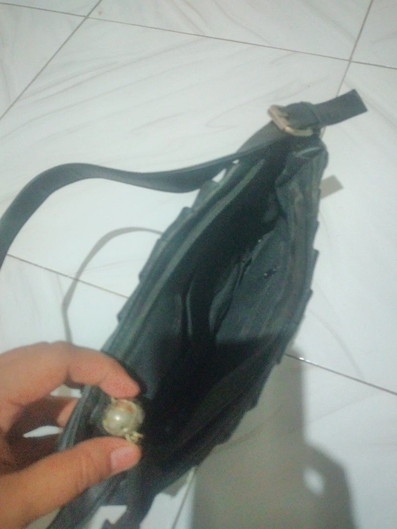 Shoulder bag hitam (Kategori: Tas & Dompet Wanita) berada di Grobogan. Dikirim oleh nbldewi (ID iklan 1446668305, Gambar 2). Deskripsi: bisa oyen kakak.