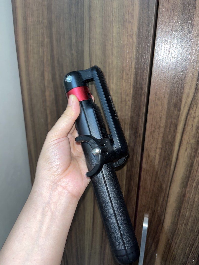 SmallRig Tripod with remote (Category: Tripods & Monopods) located in Pasig City. Submitted by goldenturtle_05e945 (Listing ID 1446702669, Image 2). Description: like new hindi masyadong gamit nakatago lang sa cabinet.