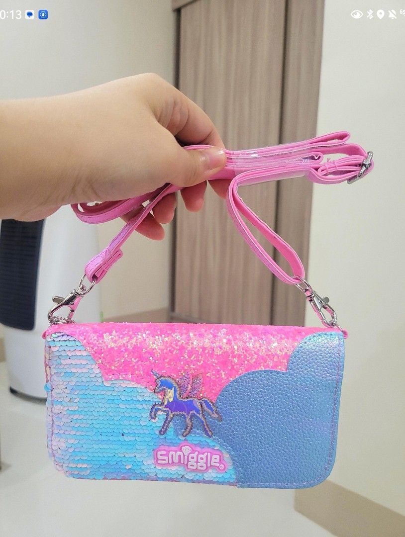 Smiggle Phone Wallet sling bag (Category: Carriers & Slings) located in Pasay City. Submitted by declutteringmomshi (Listing ID 1446551277, Image 1). Description: .
