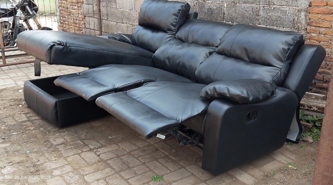Sofa reclining L mulus istimewa (Kategori: Perabotan Rumah) berada di Malang. Dikirim oleh scuderiaferrari19 (ID iklan 1446543797, Gambar 3). Deskripsi: Lokasi malang kota Bagus sangat layak pakai kondisi 95% Harga barunya kisaran 10 jt lbh Bisa bantu kirim kirim Ada storage besar untuk penyimpanan.