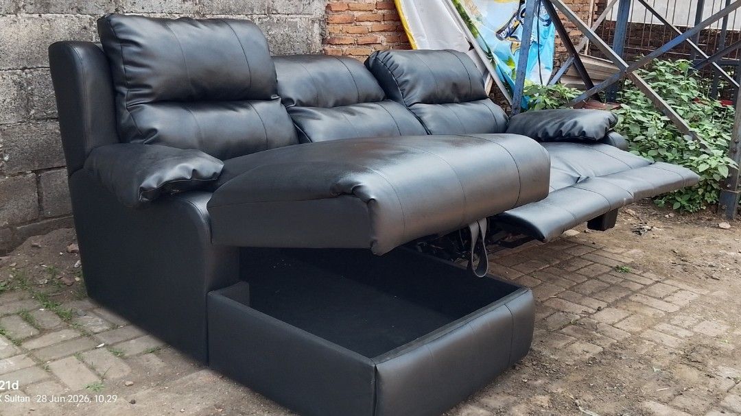 Sofa reclining L mulus istimewa (Kategori: Perabotan Rumah) berada di Malang. Dikirim oleh scuderiaferrari19 (ID iklan 1446543797, Gambar 2). Deskripsi: Lokasi malang kota Bagus sangat layak pakai kondisi 95% Harga barunya kisaran 10 jt lbh Bisa bantu kirim kirim Ada storage besar untuk penyimpanan.