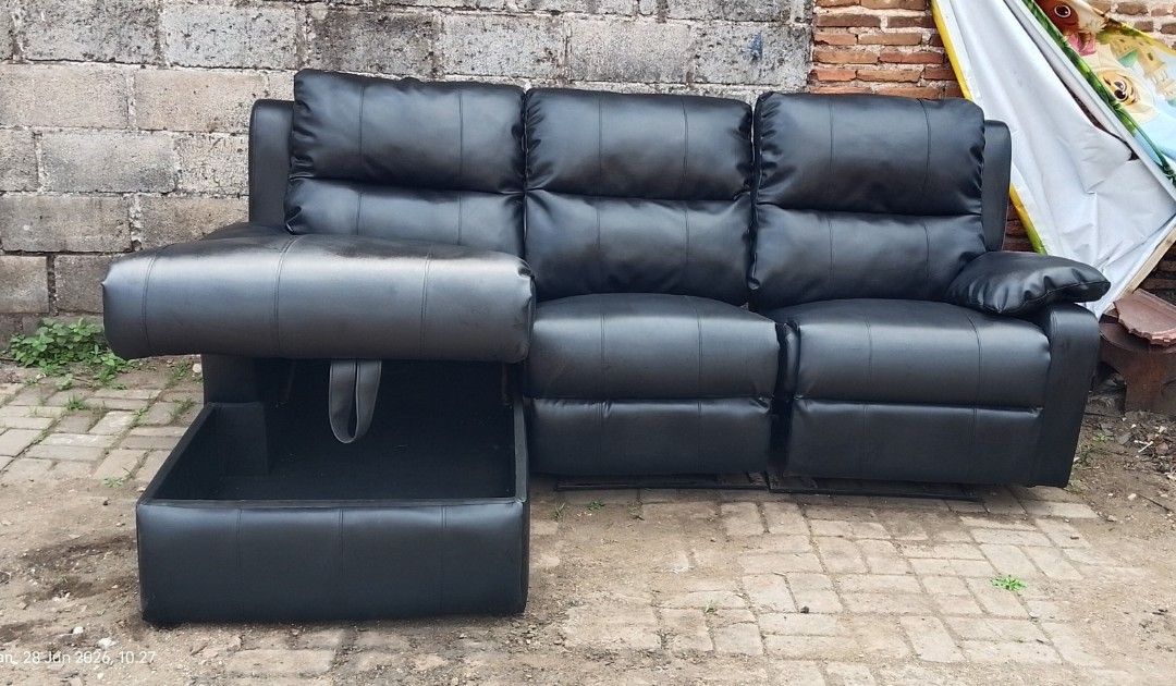 Sofa reclining L mulus istimewa (Kategori: Perabotan Rumah) berada di Malang. Dikirim oleh scuderiaferrari19 (ID iklan 1446543797, Gambar 1). Deskripsi: Lokasi malang kota Bagus sangat layak pakai kondisi 95% Harga barunya kisaran 10 jt lbh Bisa bantu kirim kirim Ada storage besar untuk penyimpanan.