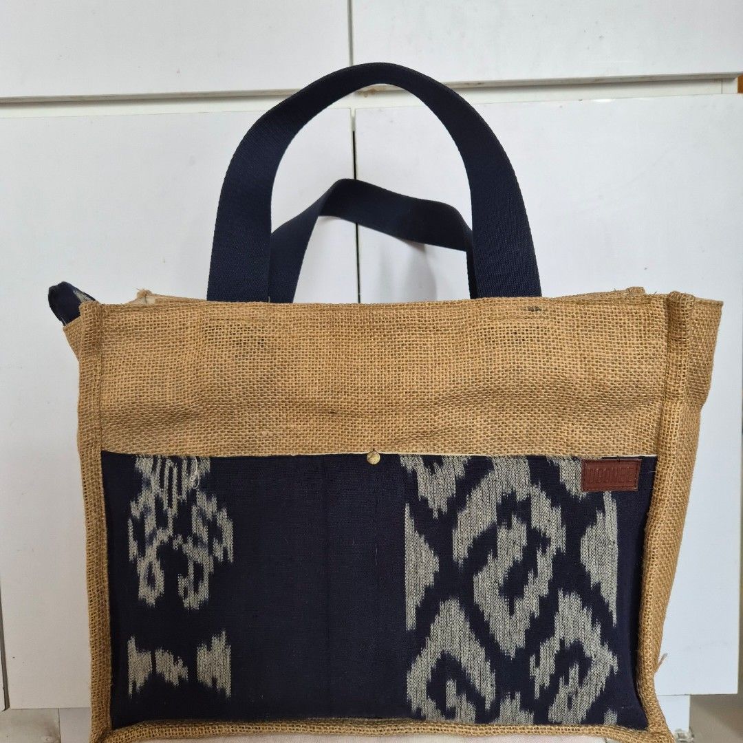 Tas Dgonee (Kategori: Tas & Dompet Wanita) berada di Jakarta Pusat. Dikirim oleh lazydogg0 (ID iklan 1446610538, Gambar 1). Deskripsi: Tas Dgonee Material : karung goni + kain tenun Dimensi : Panjang 37 cm Lebar 14 cm Tinggi 29 cm (total dengan handle 47 cm) ‼️No CO oren/dll, No COD🙏😁.