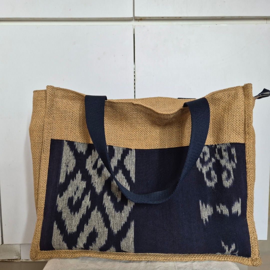 Tas Dgonee (Kategori: Tas & Dompet Wanita) berada di Jakarta Pusat. Dikirim oleh lazydogg0 (ID iklan 1446610538, Gambar 3). Deskripsi: Tas Dgonee Material : karung goni + kain tenun Dimensi : Panjang 37 cm Lebar 14 cm Tinggi 29 cm (total dengan handle 47 cm) ‼️No CO oren/dll, No COD🙏😁.