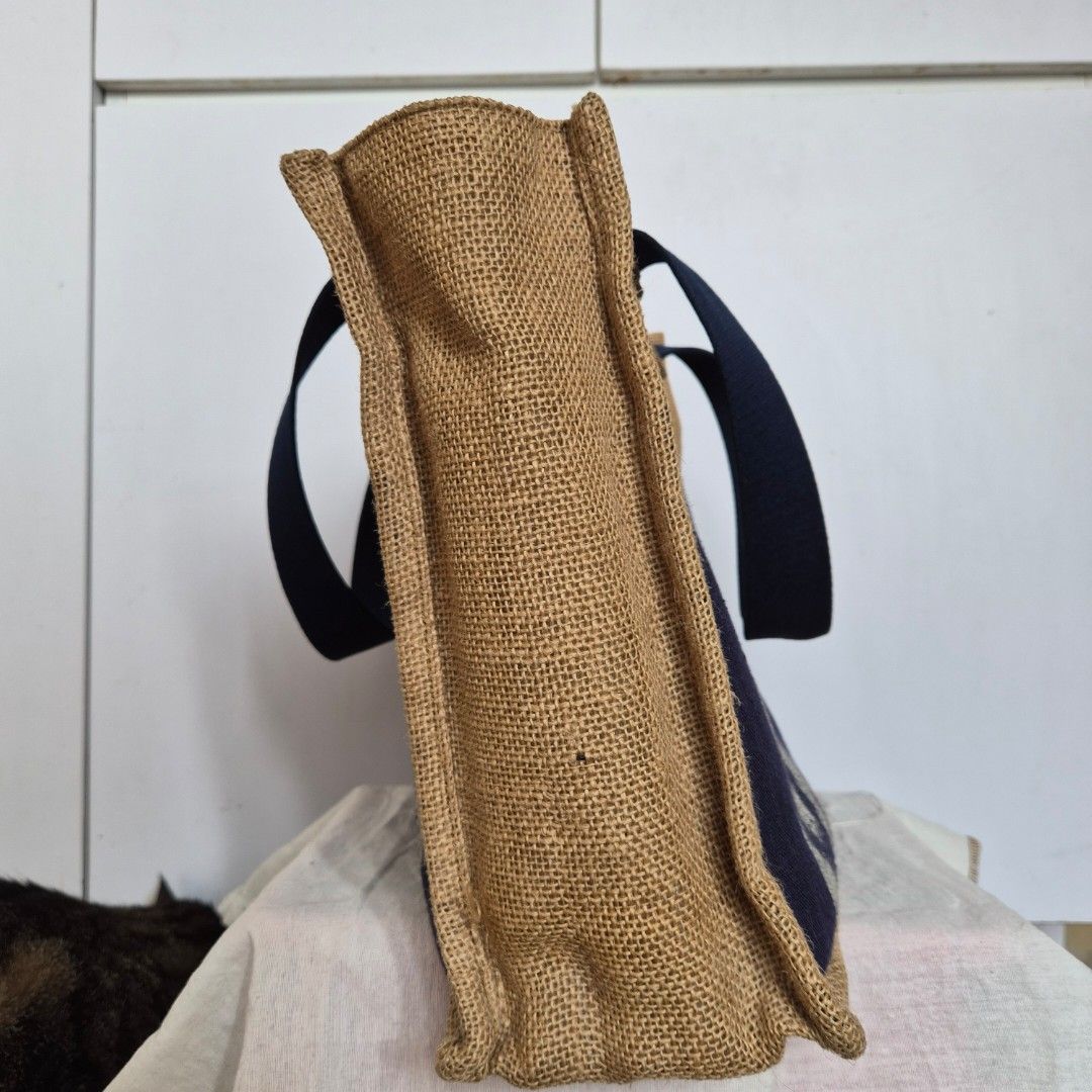 Tas Dgonee (Kategori: Tas & Dompet Wanita) berada di Jakarta Pusat. Dikirim oleh lazydogg0 (ID iklan 1446610538, Gambar 2). Deskripsi: Tas Dgonee Material : karung goni + kain tenun Dimensi : Panjang 37 cm Lebar 14 cm Tinggi 29 cm (total dengan handle 47 cm) ‼️No CO oren/dll, No COD🙏😁.