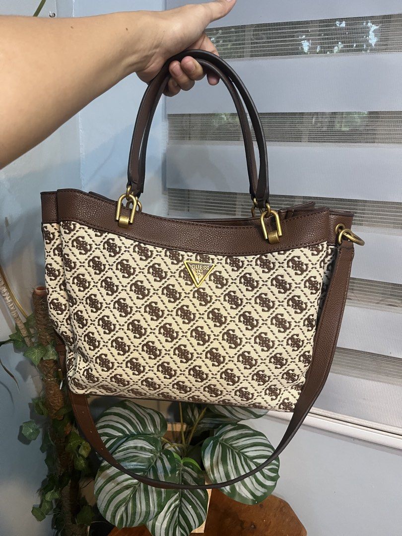Two way bag (Category: Shoulder Bags) located in Tabaco. Submitted by debeub (Listing ID 1446631721, Image 3). Description: Roomy top opening with mag closures Detachable - adjustable shoulder Inside zipper and open pockets 32cm x 12cm x 26cm Like new condition except po may napakaliit na lang na parang peel off pero d man halata Negotiable.