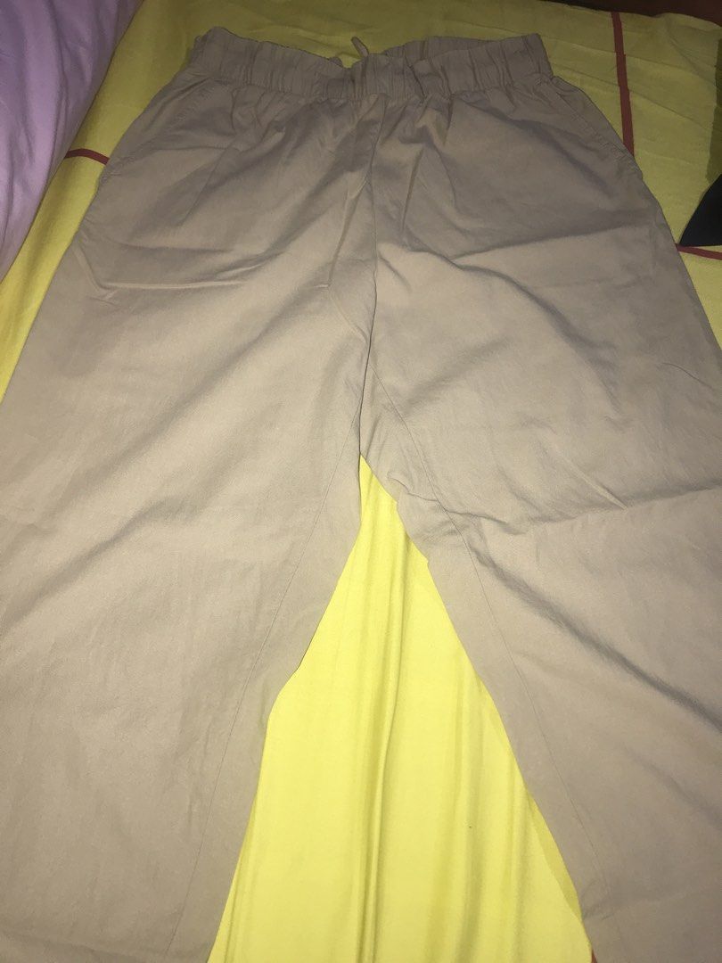 Uniqlo Beige Cargo Pants Size M (Category: Other Bottoms) located in Pasig City. Submitted by papotzy (Listing ID 1446672786, Image 1). Description: - Uniqlo Beige Cargo Pants - Size: Medium (M) - Features: Elastic waistband with drawstring - Material: Made in Vietnam - Style: Comfortable fit, great for casual wear.