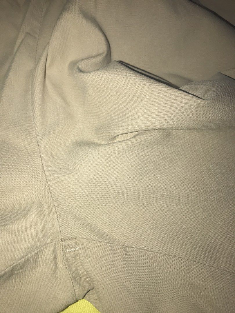 Uniqlo Beige Cargo Pants Size M (Category: Other Bottoms) located in Pasig City. Submitted by papotzy (Listing ID 1446672786, Image 3). Description: - Uniqlo Beige Cargo Pants - Size: Medium (M) - Features: Elastic waistband with drawstring - Material: Made in Vietnam - Style: Comfortable fit, great for casual wear.