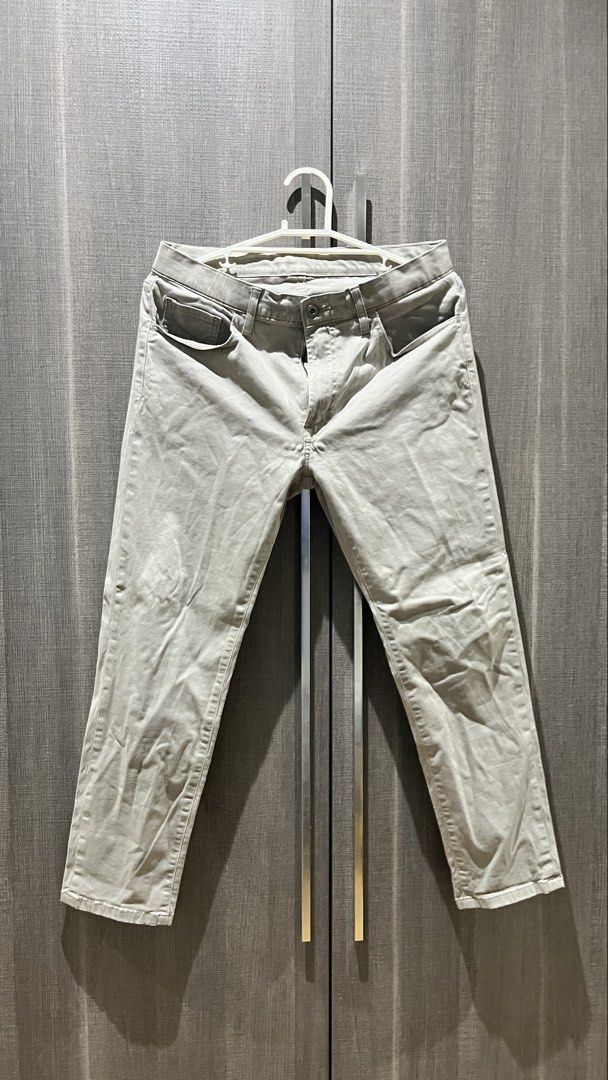 Uniqlo Chinos Light Grey Pants (Category: Chinos) located in Quezon City. Submitted by luissso_ (Listing ID 1446571094, Image 1). Description: - Uniqlo Light Grey Chinos - Straight Fit - Comfortable for everyday wear - Waist Size: 84-92cm - Material: Cotton and Polyester Blend - Versatile: Great for casual or smart casual outfits - Easy to pair with any top.