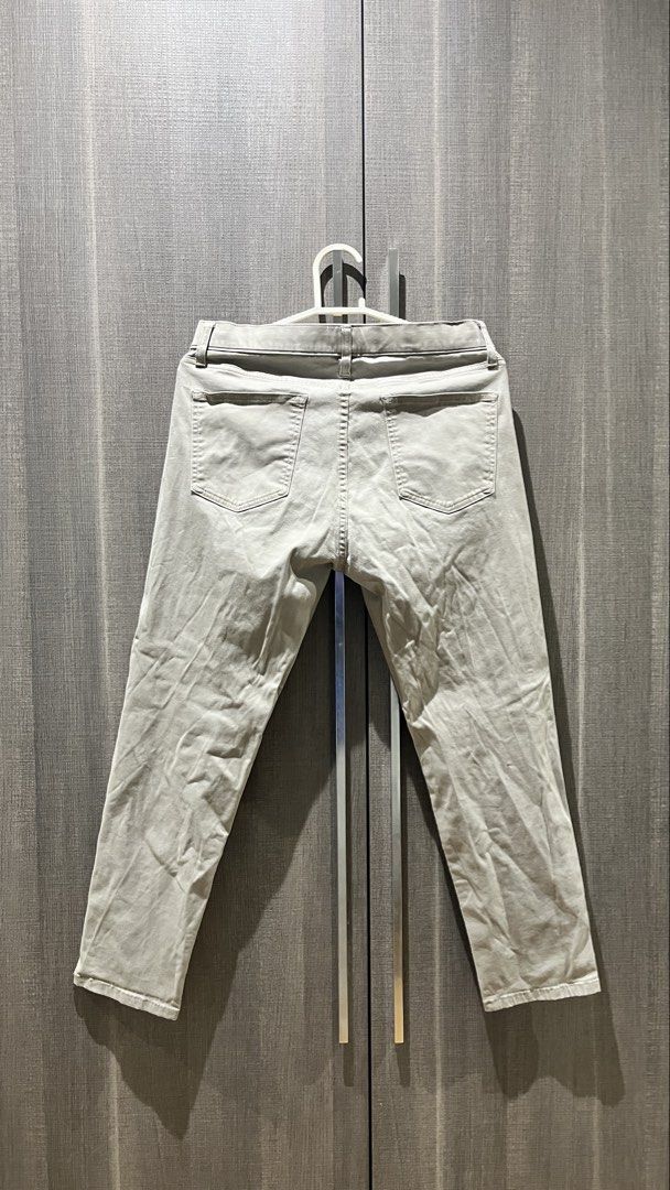 Uniqlo Chinos Light Grey Pants (Category: Chinos) located in Quezon City. Submitted by luissso_ (Listing ID 1446571094, Image 2). Description: - Uniqlo Light Grey Chinos - Straight Fit - Comfortable for everyday wear - Waist Size: 84-92cm - Material: Cotton and Polyester Blend - Versatile: Great for casual or smart casual outfits - Easy to pair with any top.
