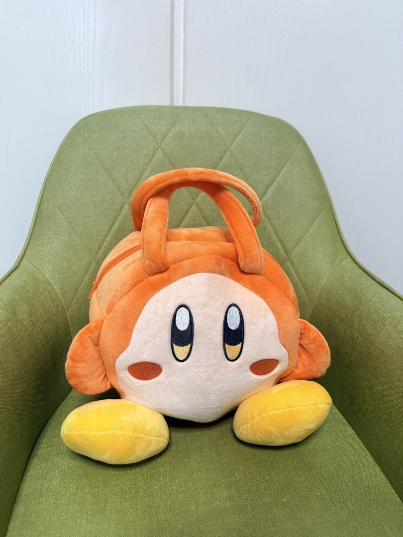Waddle dee公仔、手提袋 （分類：絨毛玩具）位於 Hong Kong。 由 jos_chiu 提交（商品編號 1446641941，圖片 2）。簡介： Namco 冒險樂園 Taito ：Kirby入面隻Waddle Dee公仔，一隻係絨布手抽拉鏈袋，另一隻係燈芯絨公仔，有紙牌，兩隻都係「大約」直徑一尺，各賣$110。。