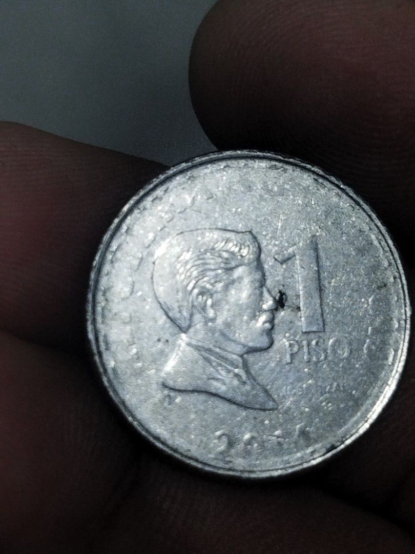 Weak strike error Philippine 1 Piso Coin 2014 (Category: Currency) located in Subic. Submitted by regiedaniel01 (Listing ID 1446658337, Image 1). Description: - Authentic 2014 Philippine 1 Peso coin. - Features a national hero's profile on one side. - Reverse side displays a seal with gears and a star. - Ideal for coin collectors and souvenir enthusiasts. - Own a piece of Philippine history!.