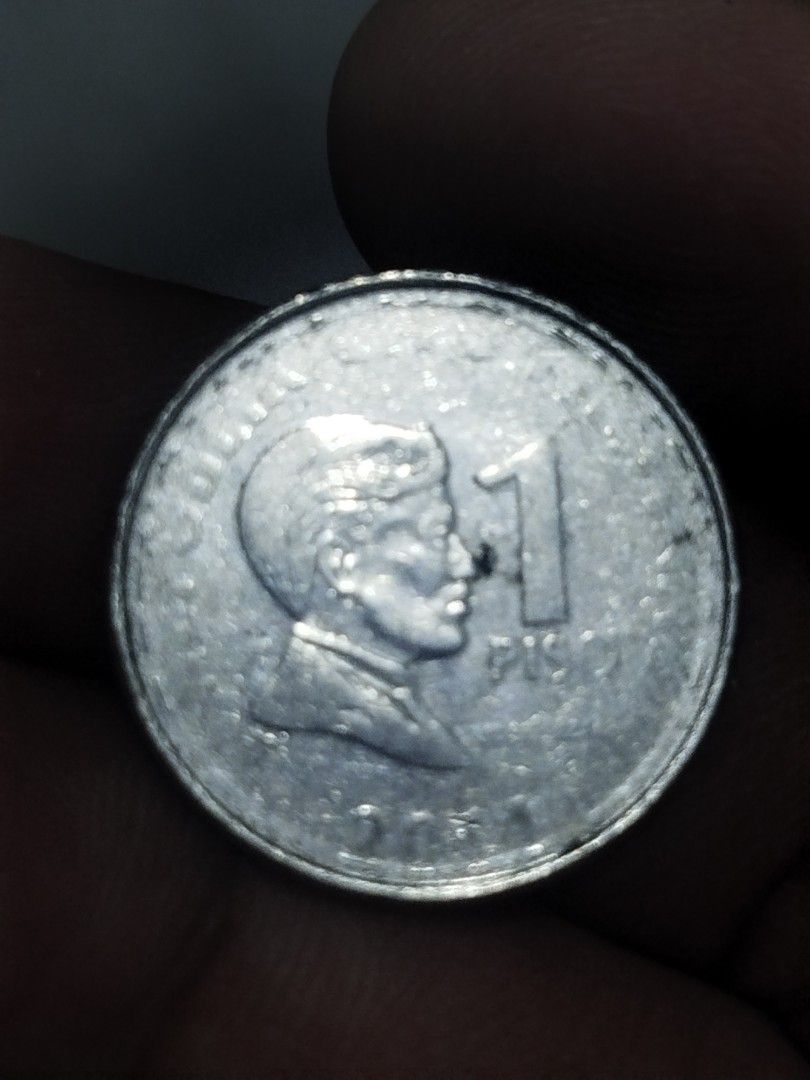 Weak strike error Philippine 1 Piso Coin 2014 (Category: Currency) located in Subic. Submitted by regiedaniel01 (Listing ID 1446658337, Image 2). Description: - Authentic 2014 Philippine 1 Peso coin. - Features a national hero's profile on one side. - Reverse side displays a seal with gears and a star. - Ideal for coin collectors and souvenir enthusiasts. - Own a piece of Philippine history!.