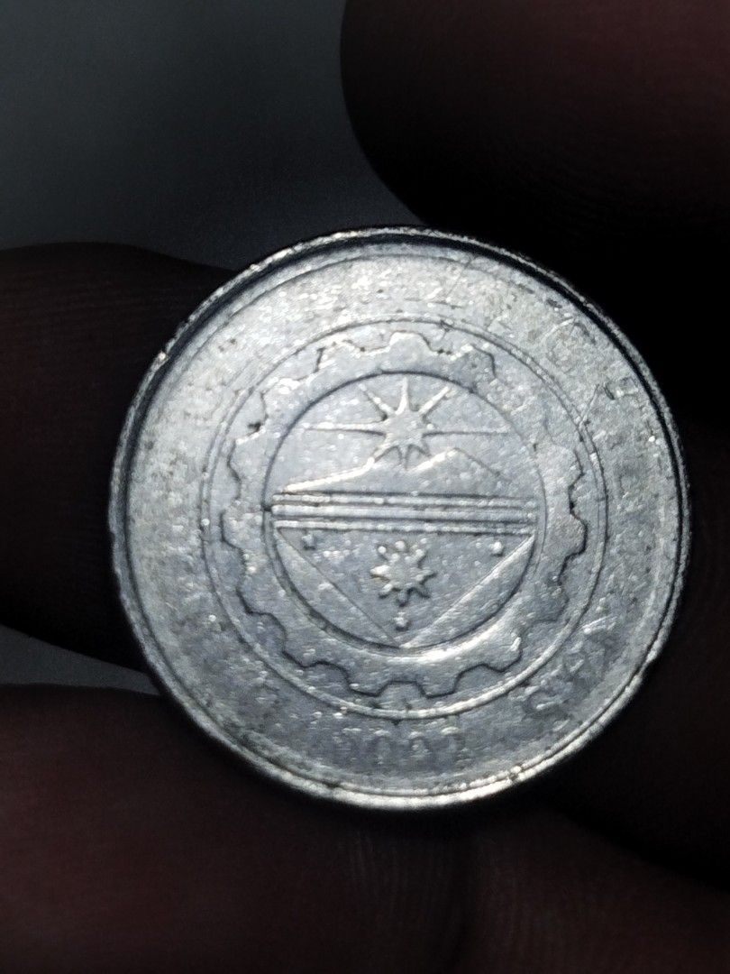 Weak strike error Philippine 1 Piso Coin 2014 (Category: Currency) located in Subic. Submitted by regiedaniel01 (Listing ID 1446658337, Image 3). Description: - Authentic 2014 Philippine 1 Peso coin. - Features a national hero's profile on one side. - Reverse side displays a seal with gears and a star. - Ideal for coin collectors and souvenir enthusiasts. - Own a piece of Philippine history!.