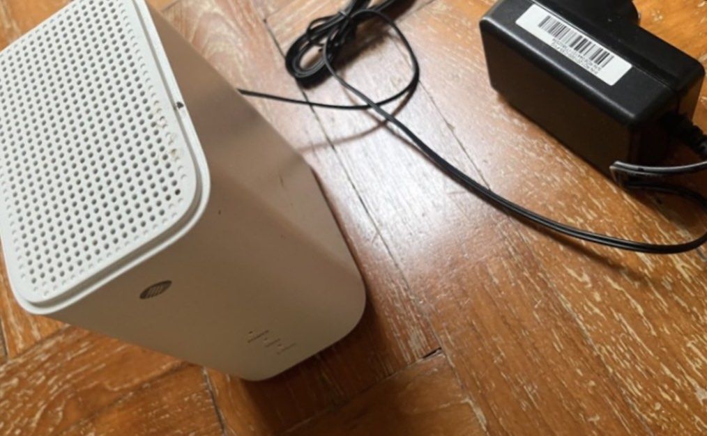White askey Wireless Router with Power Adapter495740151189350400