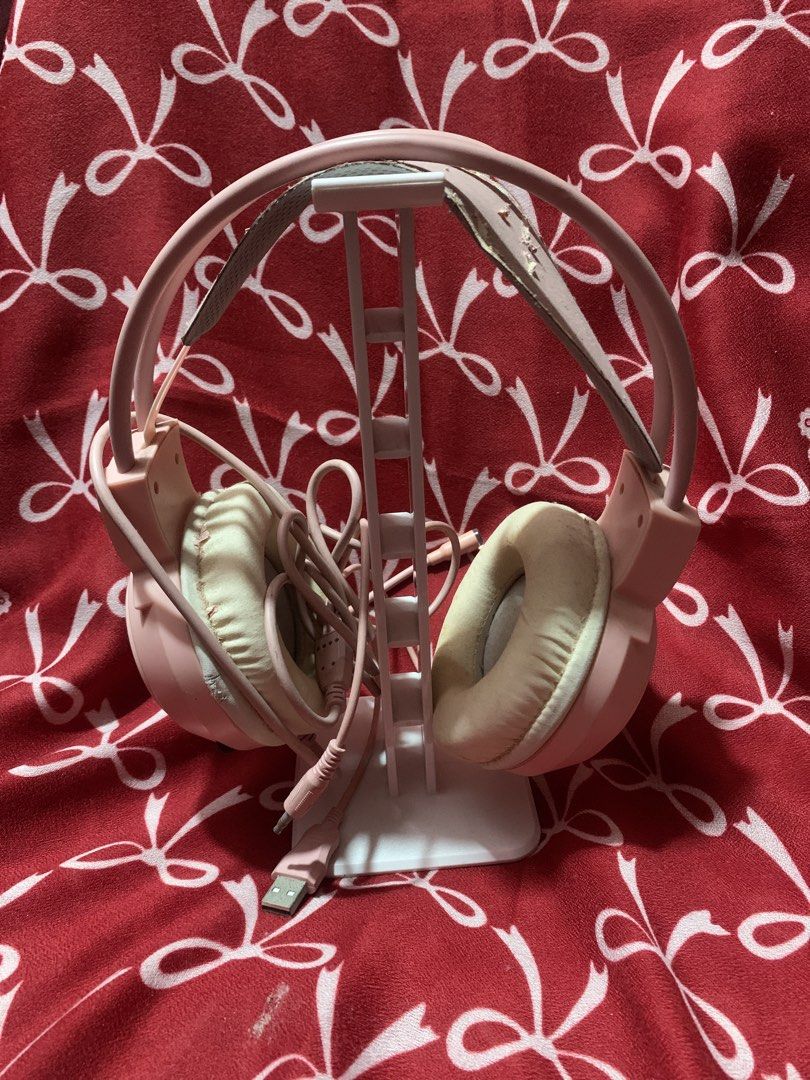 White Headphone Stand for Desk (Category: Headphones & Headsets) located in Manila. Submitted by elaitems (Listing ID 1446709234, Image 3). Description: - Good as new - Sleek white headphone stand - Securely holds your headphones - Perfect for gamers .