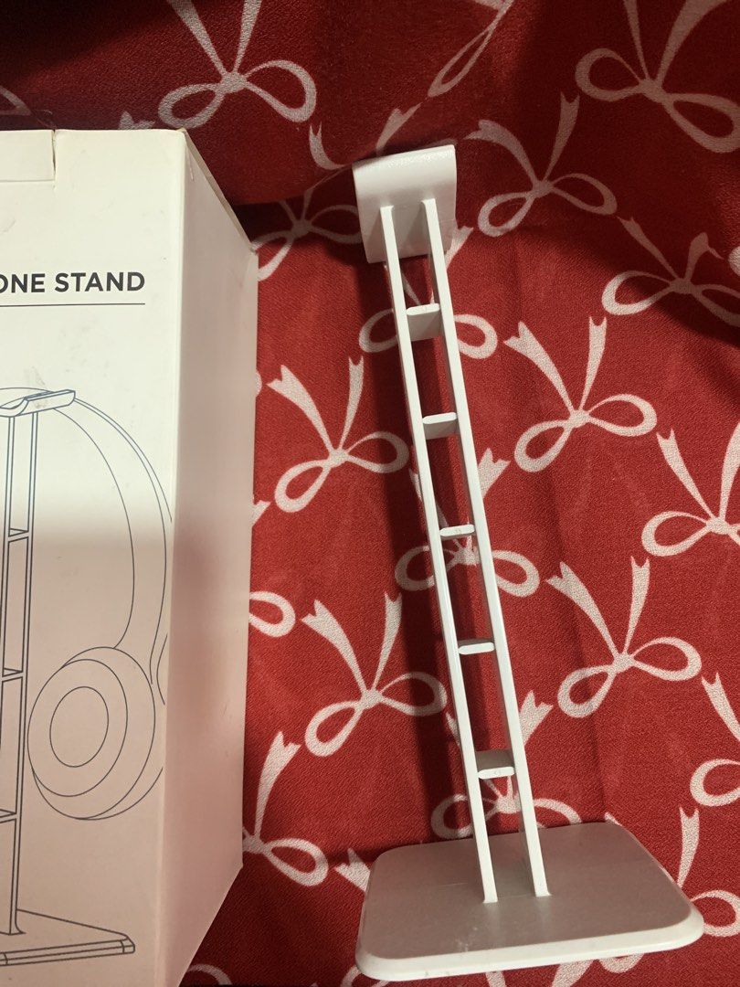White Headphone Stand for Desk (Category: Headphones & Headsets) located in Manila. Submitted by elaitems (Listing ID 1446709234, Image 2). Description: - Good as new - Sleek white headphone stand - Securely holds your headphones - Perfect for gamers .