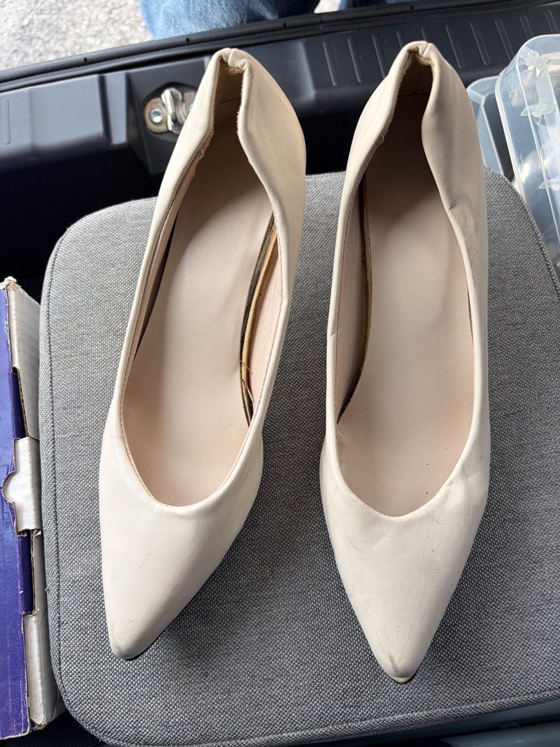 White heels (Category: Heels) located in Kuala Lumpur. Submitted by minamimow (Listing ID 1446653619, Image 3). Description: .