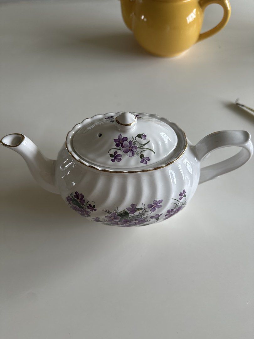 White Teapot with Gold Trim495428262587289600