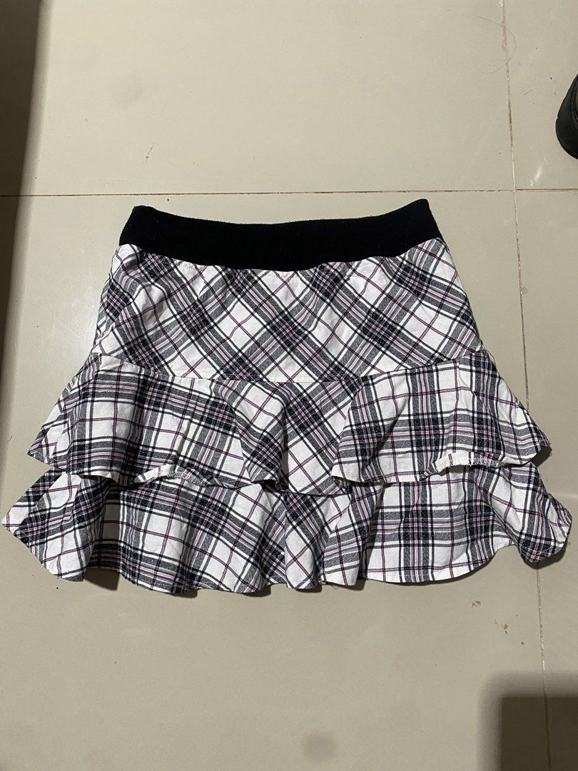 y2k vintage tiered / layer mini skirt (Category: Skirts) located in Manila. Submitted by cura.te (Listing ID 1446698173, Image 1). Description: 24-26 (stretchy).