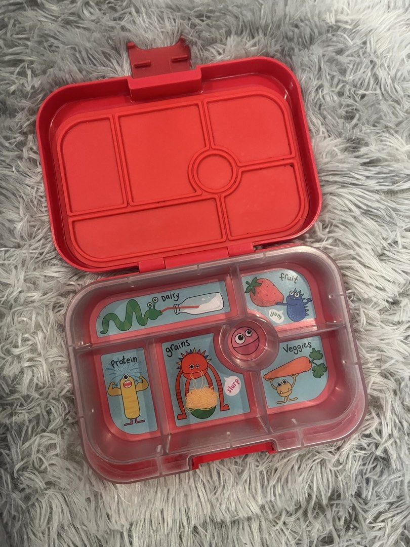 YUMBOX BENTO BOX LUNCHBOX (Category: Food Organization & Storage) located in Quezon City. Submitted by staysaltyph (Listing ID 1446590505, Image 2). Description: Preloved Brand: Yumbox Removable yung “Sabrina” sticker delivery via lalamove & grab only MOP: Gcash, Gotyme 📍 QC.