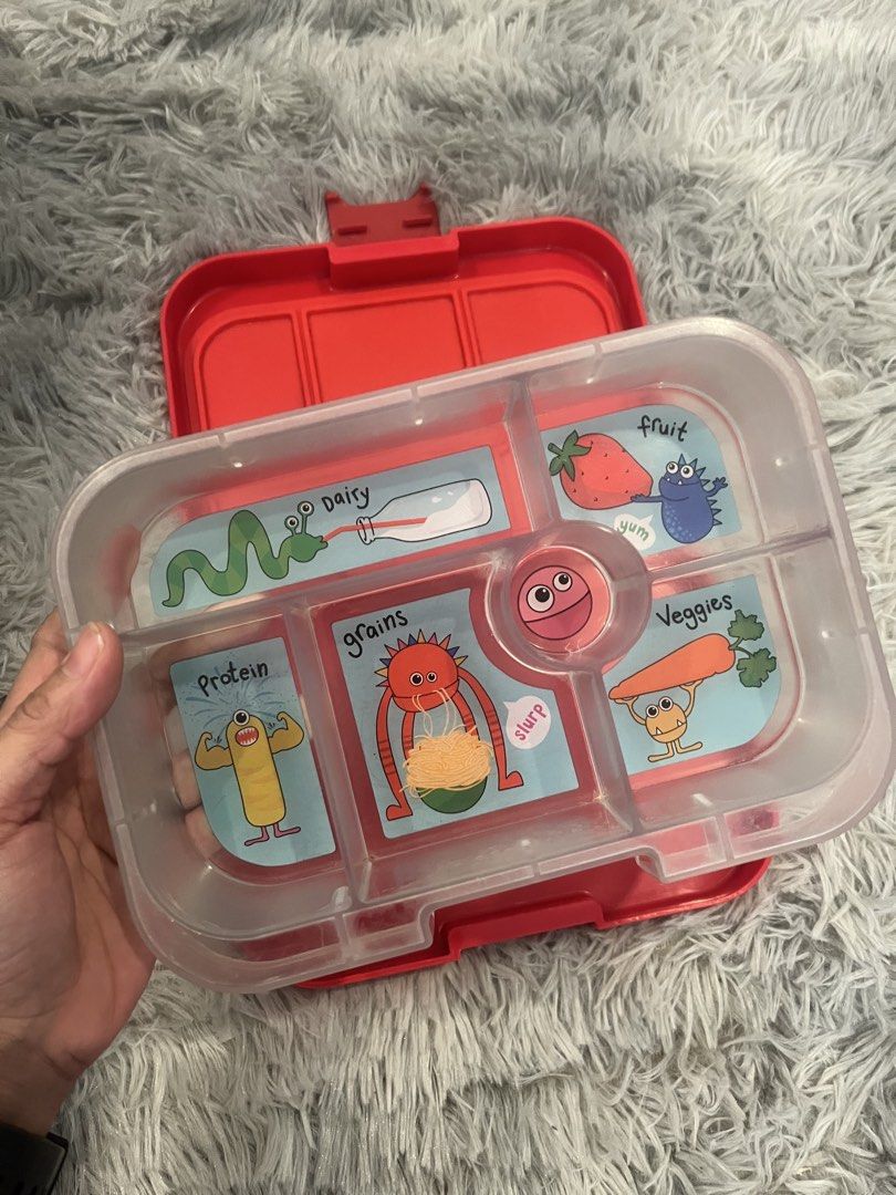 YUMBOX BENTO BOX LUNCHBOX (Category: Food Organization & Storage) located in Quezon City. Submitted by staysaltyph (Listing ID 1446590505, Image 3). Description: Preloved Brand: Yumbox Removable yung “Sabrina” sticker delivery via lalamove & grab only MOP: Gcash, Gotyme 📍 QC.