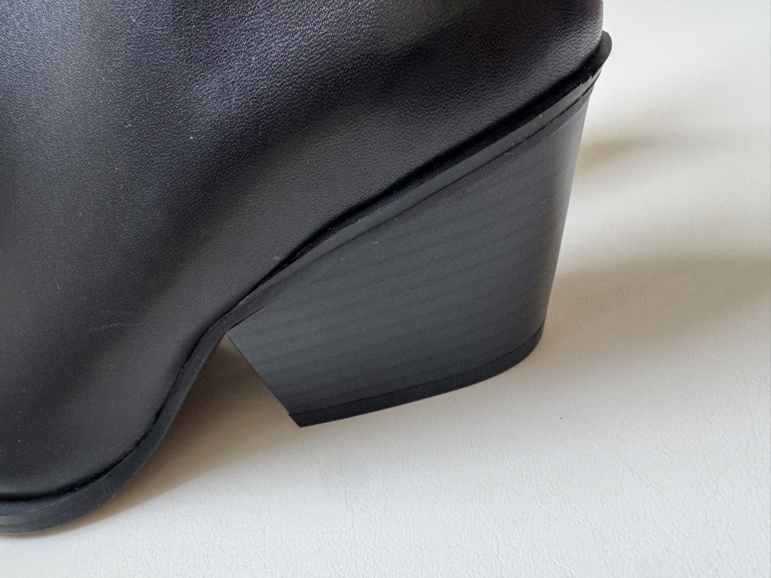Zara V boots (Category: Boots) located in Manila. Submitted by dashlux (Listing ID 1446660186, Image 3). Description: .